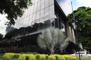 Fachada do Fórum Trabalhista com vidros pretos escrito justiça do trabalho