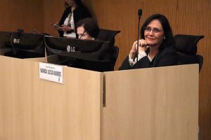 Duas mulheres sentadas atrás de uma bancada