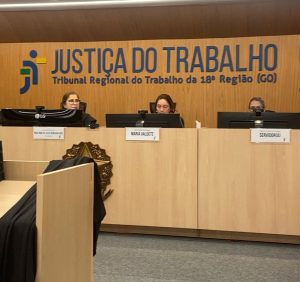 Sessão de julgamento da 3ª Turma. Três pessoas sentadas na bancada