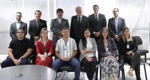 Equipe da 2ª VT reunida com o desembargador-corregedor