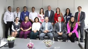 Equipe da 4ª VT reunida para a foto. Na parte inferior 6 pessoas sentadas e atrás delas, outras 9 pessoas em pé.