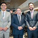 Foto da esquerda para a direita, do advogado Fernando Mendes, futuro presidente da Agatra; do presidente do TRT-18, desembargador Geraldo Nascimento, e do atual presidente da Agatra, advogado Jerônimo José Batista Júnior.