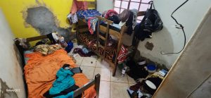 Alojamento em condições precárias encontrado na fiscalização 