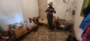 Trabalhador em meio ao alojamento em condições precárias de higiene