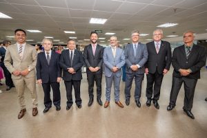 Homens de terno e gravata em pose pra foto