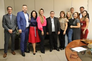 Várias pessoas em pé sorrindo