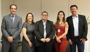 Cinco pessoas em pé