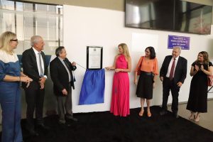 inauguração de placa do Cejusc-Goiânia. Pessoas em pé ao redor da placa