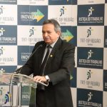 Desembargador Geraldo Nascimento de pé, no púlpito