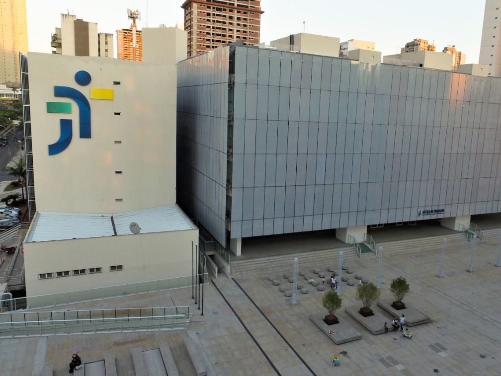 Foto aérea da praça do Complexo Trabalhista de Goiânia