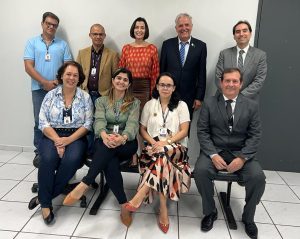 Juíza Fabiola Evangelista e os servidores da 1ª VT ao lado do des. Eugênio Cesário, juiz Platon Neto.