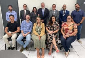 Equipe da 2ª VT de Aparecida com os juízes Eneida e Platon Neto com o corregedor, des. Eugênio Cesário