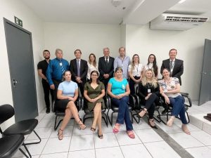 Equipe da 3ª VT de Aparecida com o des. Eugênio Cesário e juiz Platon Neto