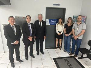 Des. Eugênio Cesário, juiz Platon Neto, Juíza Nara Kaadi e servidores do Cejus