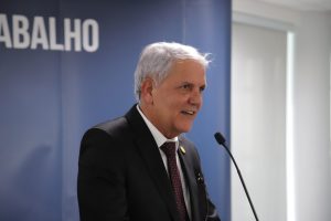 homem em pé falando ao microfone