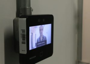 Foto de terminal de reconhecimento facial