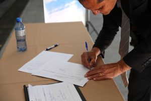 Público assinando lista de presença do evento.