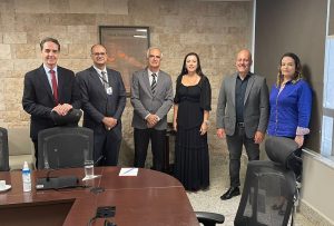 Foto colorida mostra, lado a lado, integrantes da administração do TRT-18 com integrantes da administração do TJ-Go, na sede do Tribunal de Justiça do Estado de Goiás