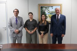 Desembargador Eugênio Cesário com as advogadas e o juiz do trabalho auxiliar Platon Neto