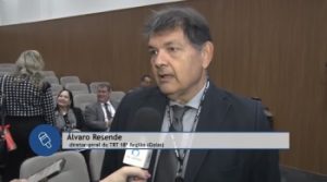 Diretor do TRT-18, homem de pele clara e cabelos escuros veste terno e gravata azul escuro e camisa azul claro, concede entrevista no evento