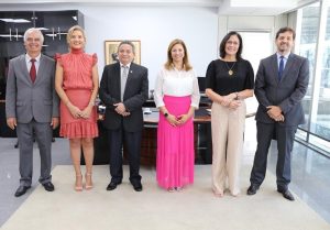 Foto de desembargadores e juízes durante a solenidade. São três homens e três mulheres, posicionados lado a lado, de pé, enquanto posam para a foto.