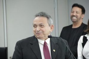 Foto colorida do desembargador-presidente Geraldo Nascimento. Trata-se de um homem branco, de cabelos lisos, curtos e grisalhos. Ele usa terno preto e fala ao microfone.