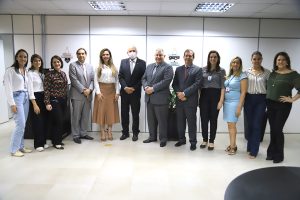 Várias pessoas em pé numa sala posando para foto