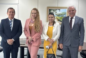 Foto mostra o corregedor e o diretor de secretaria da Corregedoria com as advogadas. Todos estão em pé e lado a lado