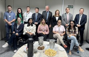 Foto mostra a equipe da Corregedoria com juízes e servidores da Vara. Alguns estão em pé, ao fundo, e outros estão à frente, sentados em cadeiras.