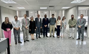 Na imagem servidores e juízes da 6Vt com o corregedor e sua equipe