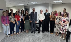 Foto mostra o corregedor com os juízes e servidores da Vara. Todos estão em pé, lado a lado, e posam para a foto
