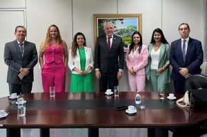 Foto mostra equipe de Corregedoria com advogadas. Todos em pé, lado a lado.