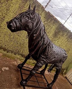 Escultura de um cavalo, feita de pneus, em tamanho real