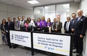 Ministros do TST, desembargadores e juízes do TRT-18 com servidores do Cejusc de 2º grau no dia da inauguração da unidade