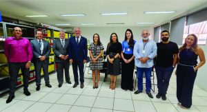 Equipe de Corregedoria com magistrados e servidores da VT de Valparaíso de Goiás. Todos de frente, lado a lado.