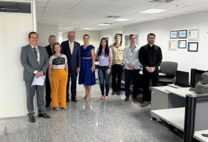 Equipe de Corregedoria com magistrados e servidores da 15ª VT de Goiânia. Todos de frente, lado a lado.