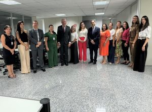 Foto mostra equipe de Corregedoria com magistradas e servidoras da Vara. Todos em pé, lado a lado.
