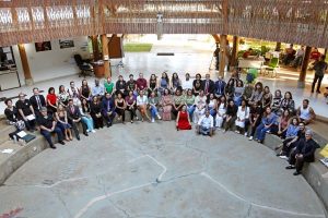 Foto de pessoas sentadas em círculo na maloca da UnB