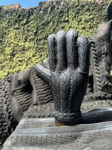 Escultura de uma luva de goleiro, feita de pneus