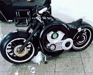 Réplica de uma moto feita de pneus