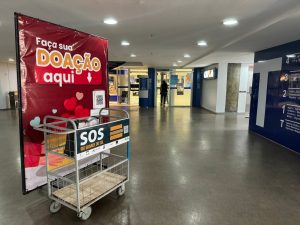 Fotografia de um carrinho disposto no TRT-18 para juntar as doações a serem enviadas para o Rio Grande do Sul.