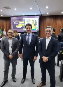 Da esquerda para a direita aparecem na foto: o diretor da Coordenadoria de Segurança da Informação, Vinícius Elias, o juiz Cleber Sales e o diretor da Secretaria de Tecnologia da Informação e Comunicação, Murilo de Barros