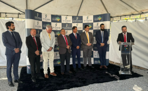 imagem mostra autoridades presentes no lançamento da pedra fundamental da nova VT de Goiás