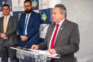imagem mostra o presidente do TRT-GO Geraldo Nascimento discursando