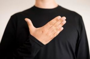 imagem mostra uma pessoa fazendo um gesto com a mão em libras que significa obrigado.