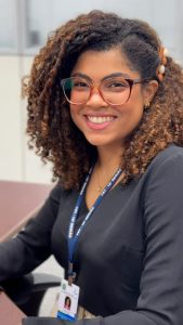 Imagem mostra a servidora Brenda Arouche