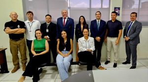 Várias pessoas em pé e algumas sentadas posando para a foto