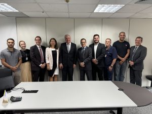 Foto da equipe de Corregedoria com magistrados e servidores da 12ª VT de Goiânia