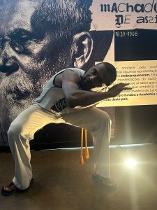 Imagem mostra o capoeirista Wilson Ferreira
