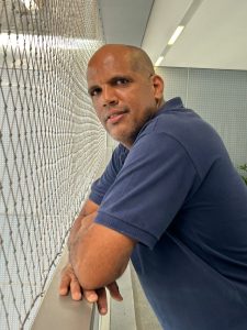 Imagem mostra Paulo Sérgio, trabalhador terceirizado que presta serviços ao TRT-GO